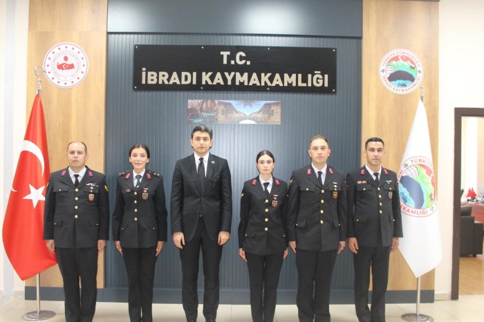 Jandarma Haftası Kapsamında, İbradı İlçe Jandarma Komutanlığı Personeli, Kaymakamımız Sayın İbrahim Cem DEVECİ'yi Makamında Ziyaret Etmiştir.