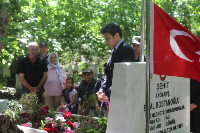 Vatan Uğruna Canını Feda Eden Kahraman Şehidimiz Bilal BOSTANOĞLU, Şehadetinin Sene-i Devriyesinde Kabri Başında Dualarla Anıldı.