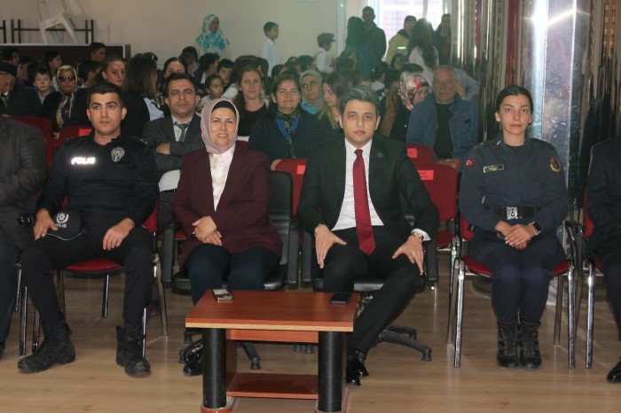 12 Mart İstiklal Marşı'nın Kabulü ve Mehmet Akif ERSOY'u Anma Günü Programı, Kaymakamımız Sayın İbrahim Cem DEVECİ'nin Katılımıyla Gerçekleştirildi.