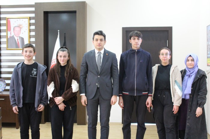 Çevreme Duyarlıyım, Değerlerime Sahip Çıkıyorum Projesi Kapsamında Öğrencilerimiz, Kaymakamımız Sayın İbrahim Cem DEVECİ'yi Makamında Ziyaret Ettiler.